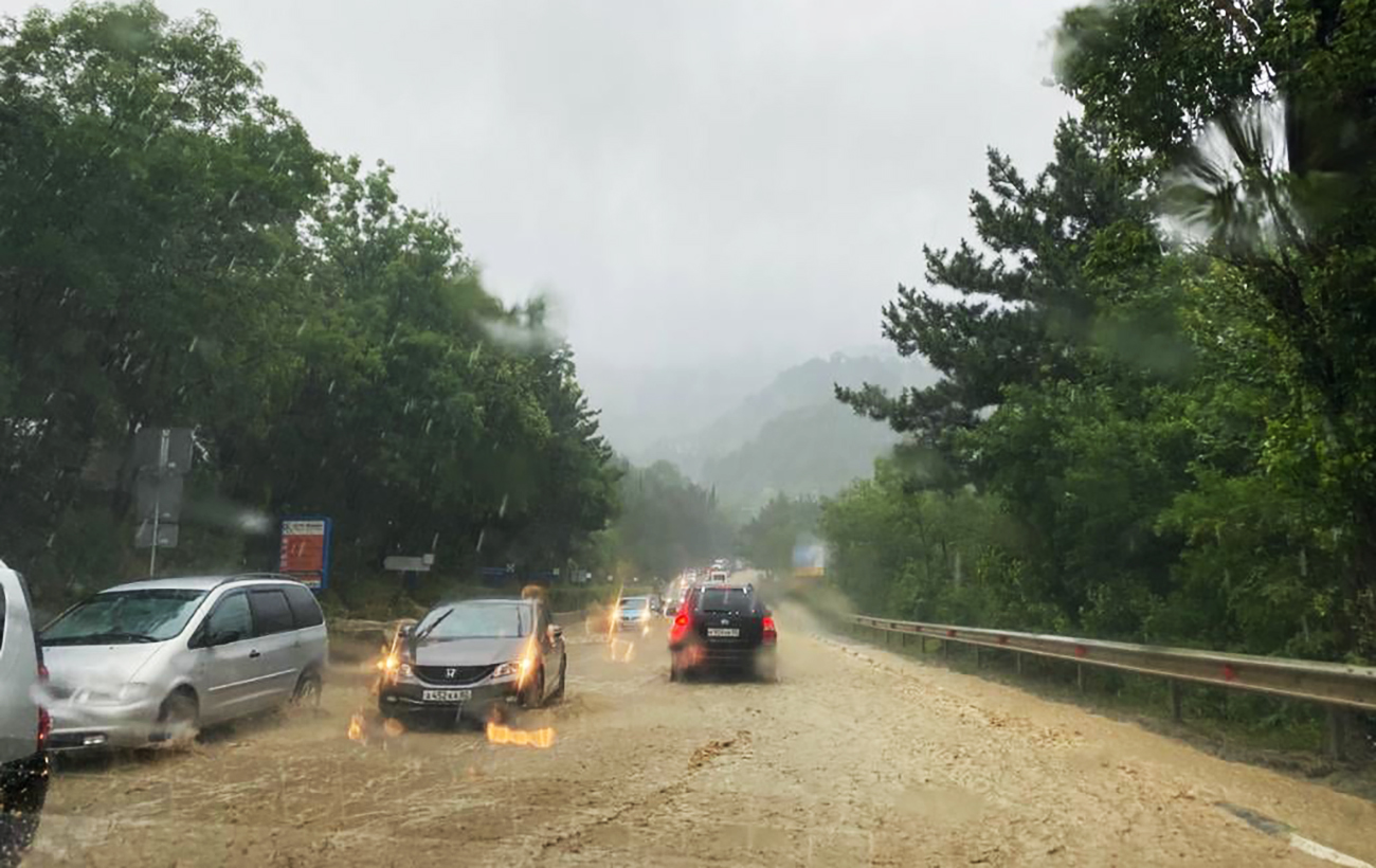 Ялта ушла под воду: в городе настоящая катастрофа (видео)